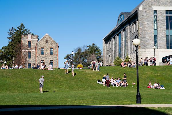 An image of students on the campus green. 