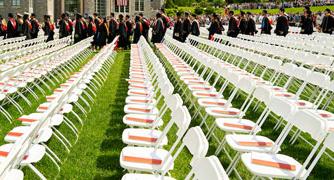 校园绿地上的毕业典礼椅子图片.