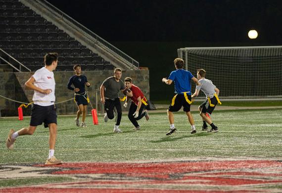 An image of students competing in intramural 夺旗橄榄球 at Tenney Stadium.
