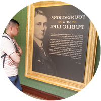 Image of a student exploring the Franklin D. Roosevelt presidential library in nearby Hyde Park, 纽约.